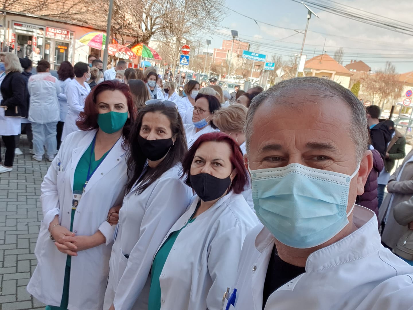  Protestojnë mjekët në Podujevë për doktorin që nuk e trajtoi pacientin, kërkojnë lirimin e tij