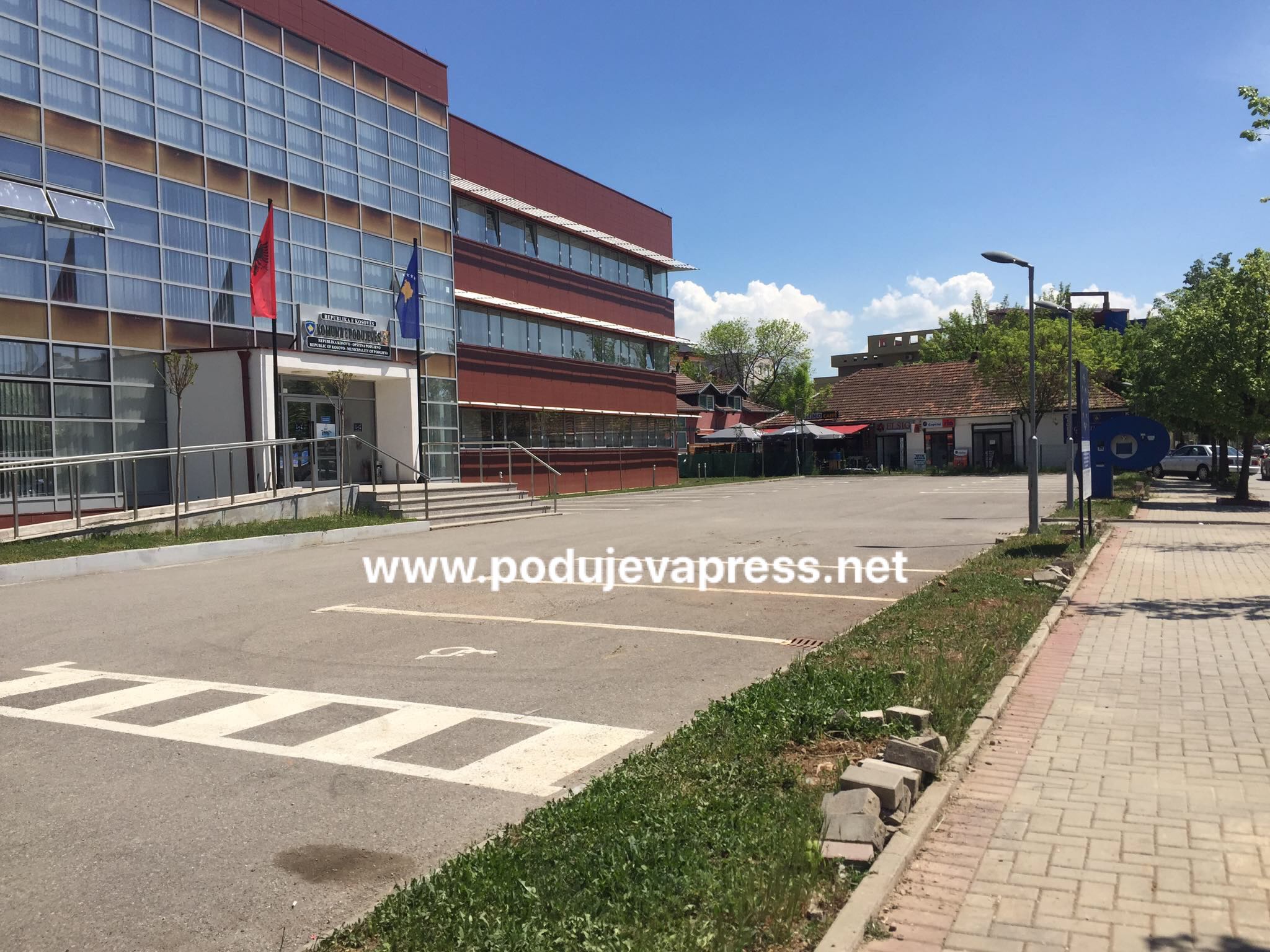  Përsëri parkingu i Komunës së Podujevës do të jetë në shfrytëzim të atyre që kanë vetura me targa të huaja, kjo nuk vlen për ata me targa vendore
