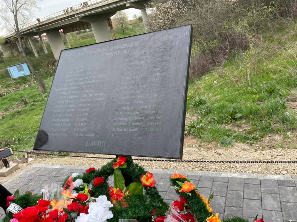  Përurohet pllaka përkujtimore në përkujtim të viktimave që ranë në urën e Lluzhanit