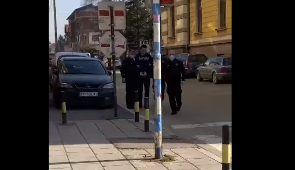  Blerim Maqastena publikon një video me pranga në duar i rrethuar nga policia serbe