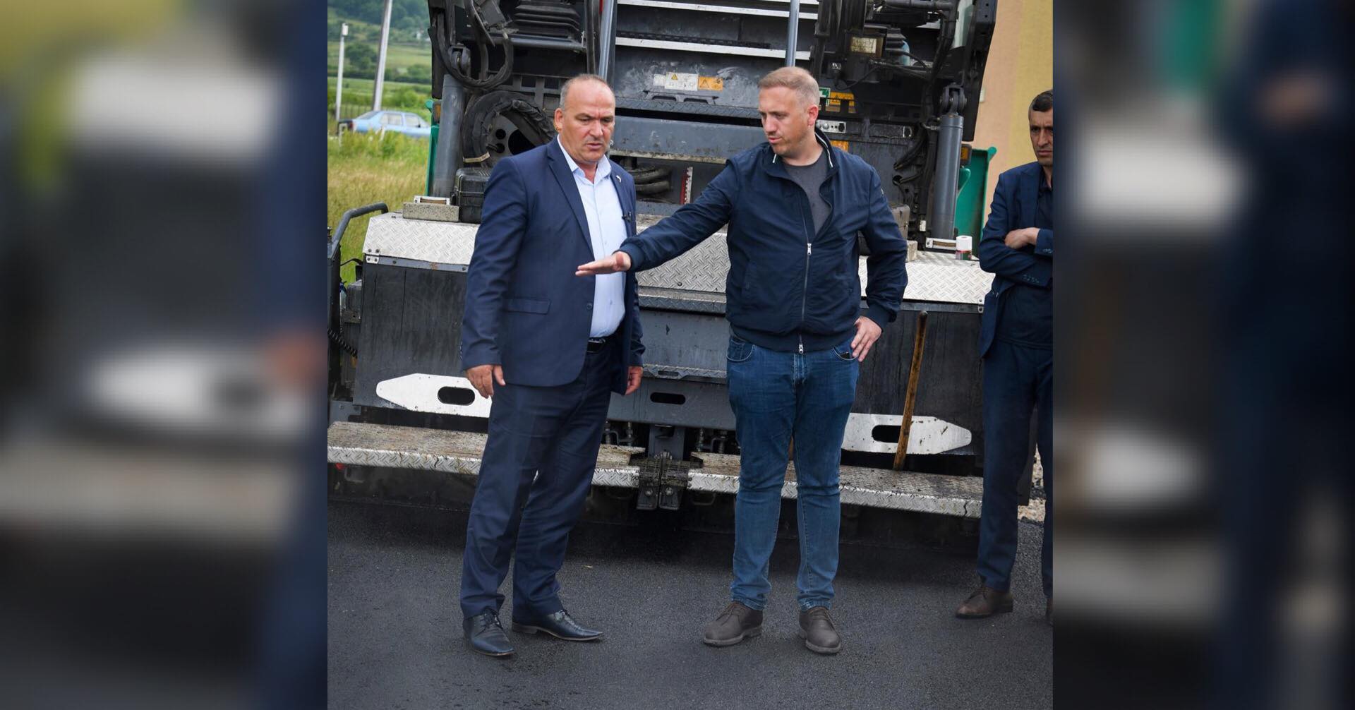  Podujevë: Fillon shtrimi i asfaltit, Kryetari dhe drejtori i Urbanizmit dalin në teren |FOTO