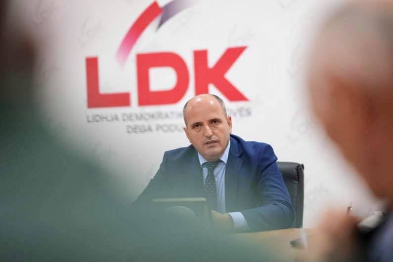  Hyseni i përgjigjet Bulliqit që akuzoi LDK-në në Podujevë se postuan foto ku shihet ai me një grua