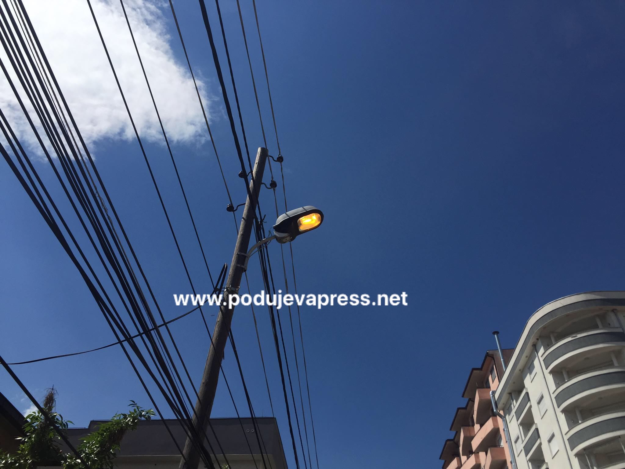  Podujevë: Dritat në këtë rrugë të qytetit edhe gjatë ditës po qëndrojnë të ndezura