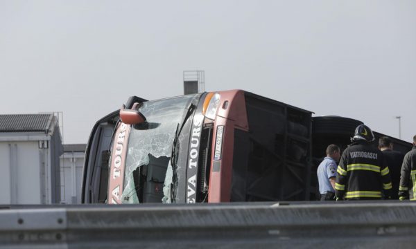 Raportohet se rreth 20 persona mbetën të bllokuar brenda autobusit që u aksidentua tragjikisht në Kroaci
