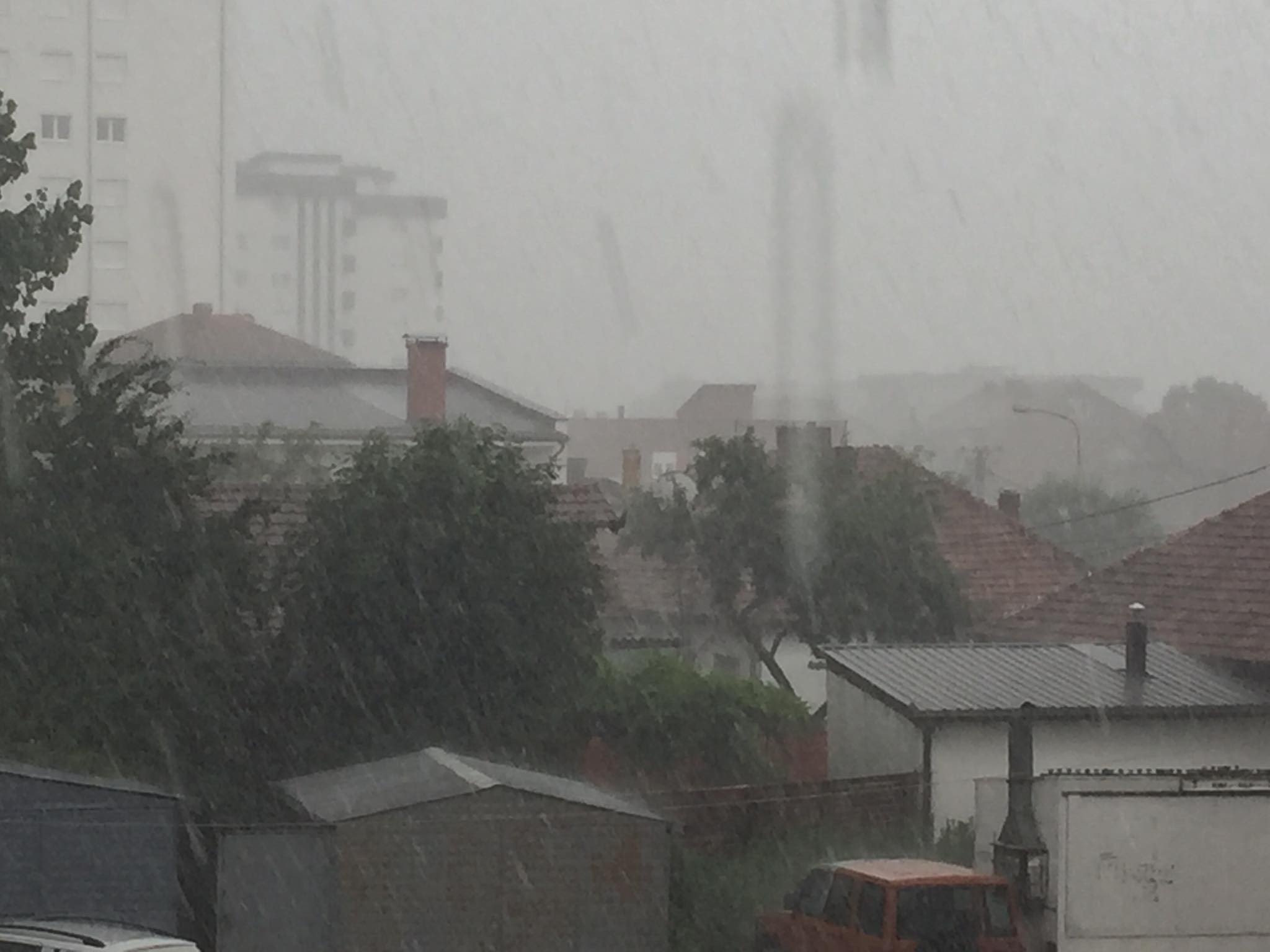  Stuhia e madhe shkaktoi dëme në Podujevë (VIDEO)