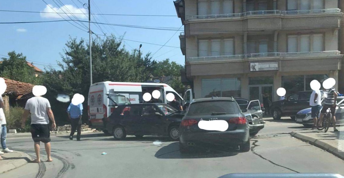  Aksident mes tri veturave mbrapa stadiumit në Podujevë, ka të lënduar |Foto