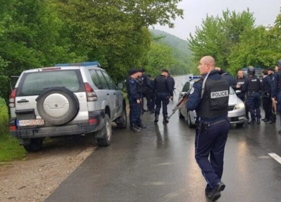  Tentuan t’i ikin Policisë dhe hodhën drogën nga vetura, katër të rinj kapen me heroinë në Mazgit