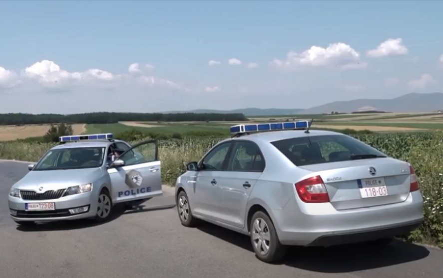  Momenti kur vetura e godet këmbësorin në magjistralen Prishtinë-Podujevë |PAMJE