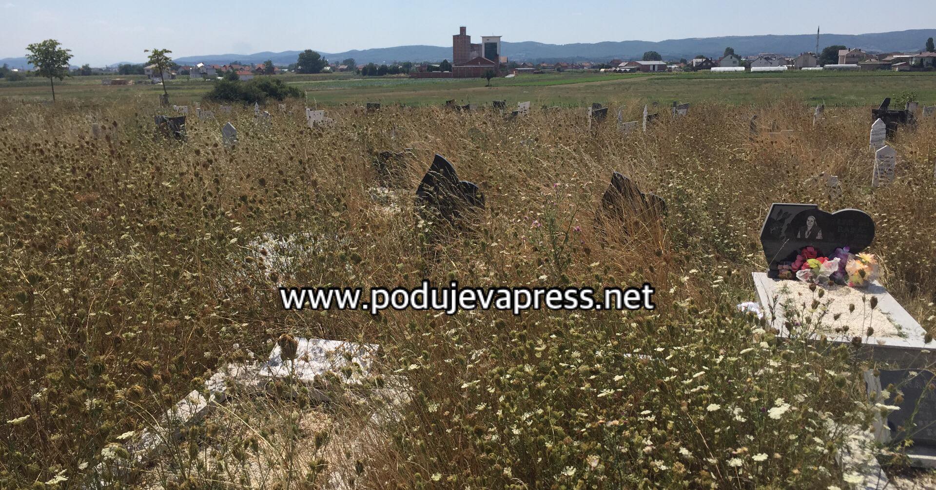  E TURPSHME: Ja në çfarë gjendje janë varrezat e qytetit në Podujevë, askush nuk i mirëmbanë