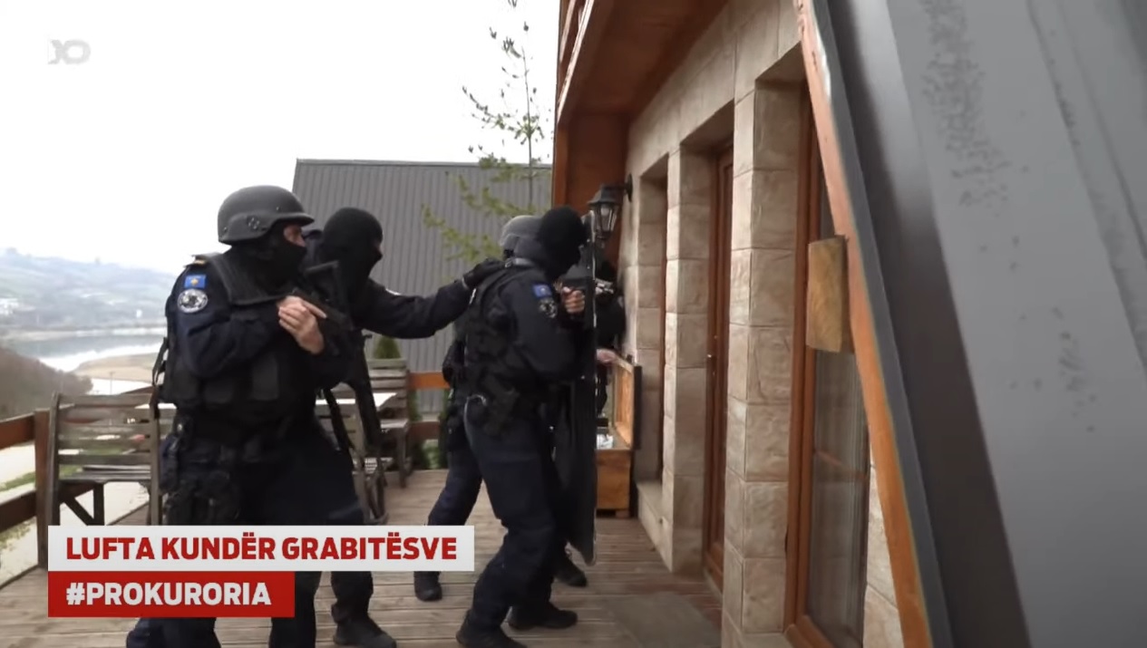 Pamje ekskluzive të arrestimit në Orllan të Podujevës të të dyshuarit për plagosjen dhe tentim-grabitjen në Prizren