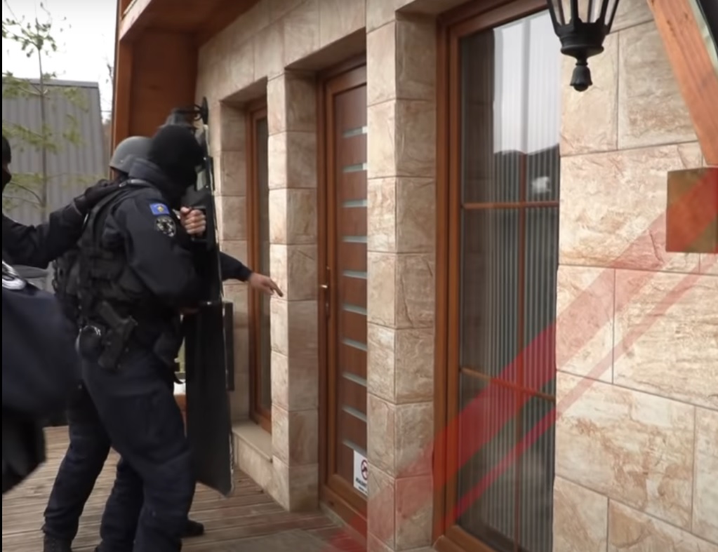  Ja si kryhet arrestimi nga Njësitë Speciale në Orllan të Podujevës i të dyshuarit për grabitjet e ditëve të fundit