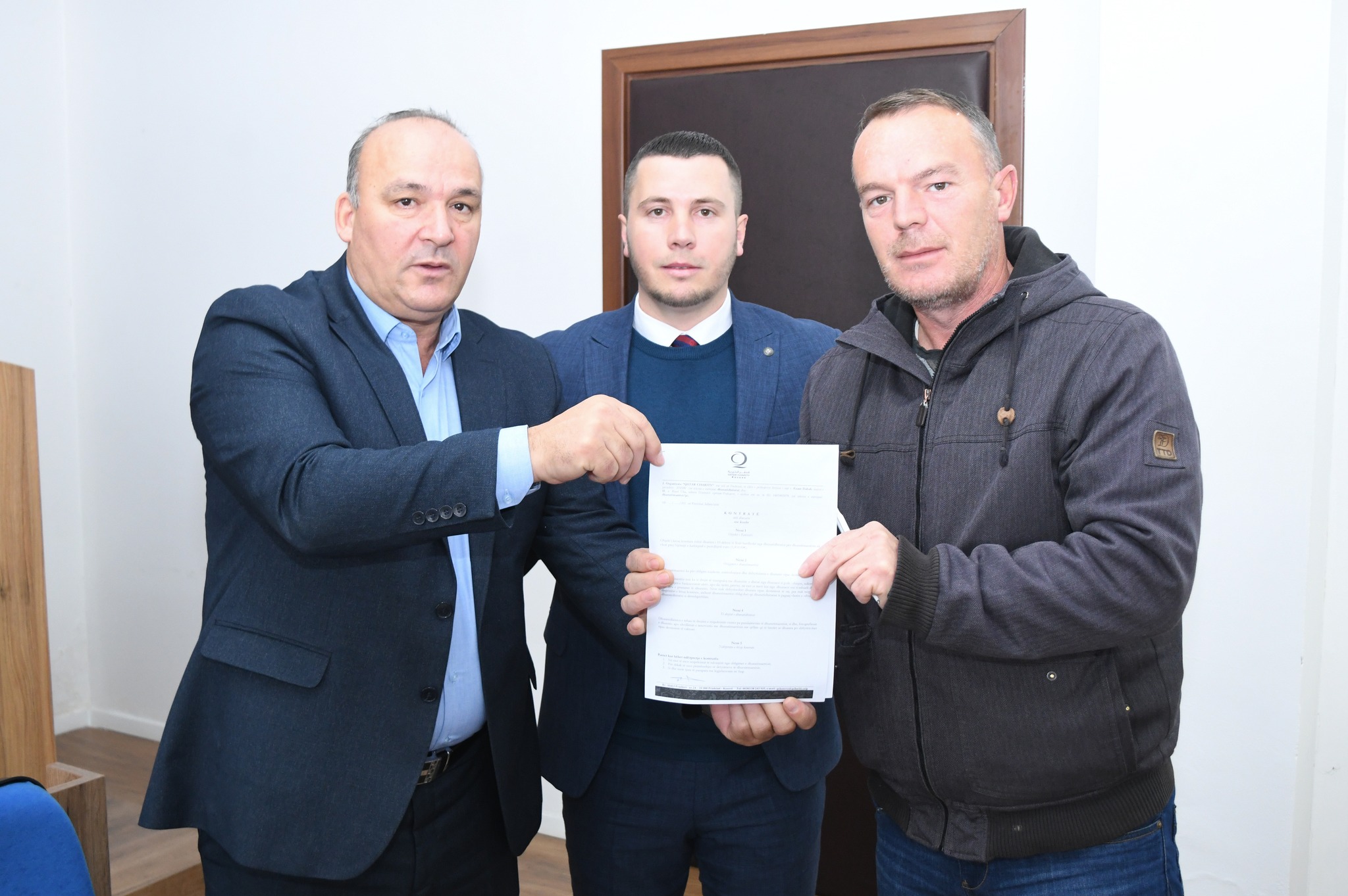  Komuna e Podujevës shpërndau kontratat për përfituesit fermerë në profile të ndryshme