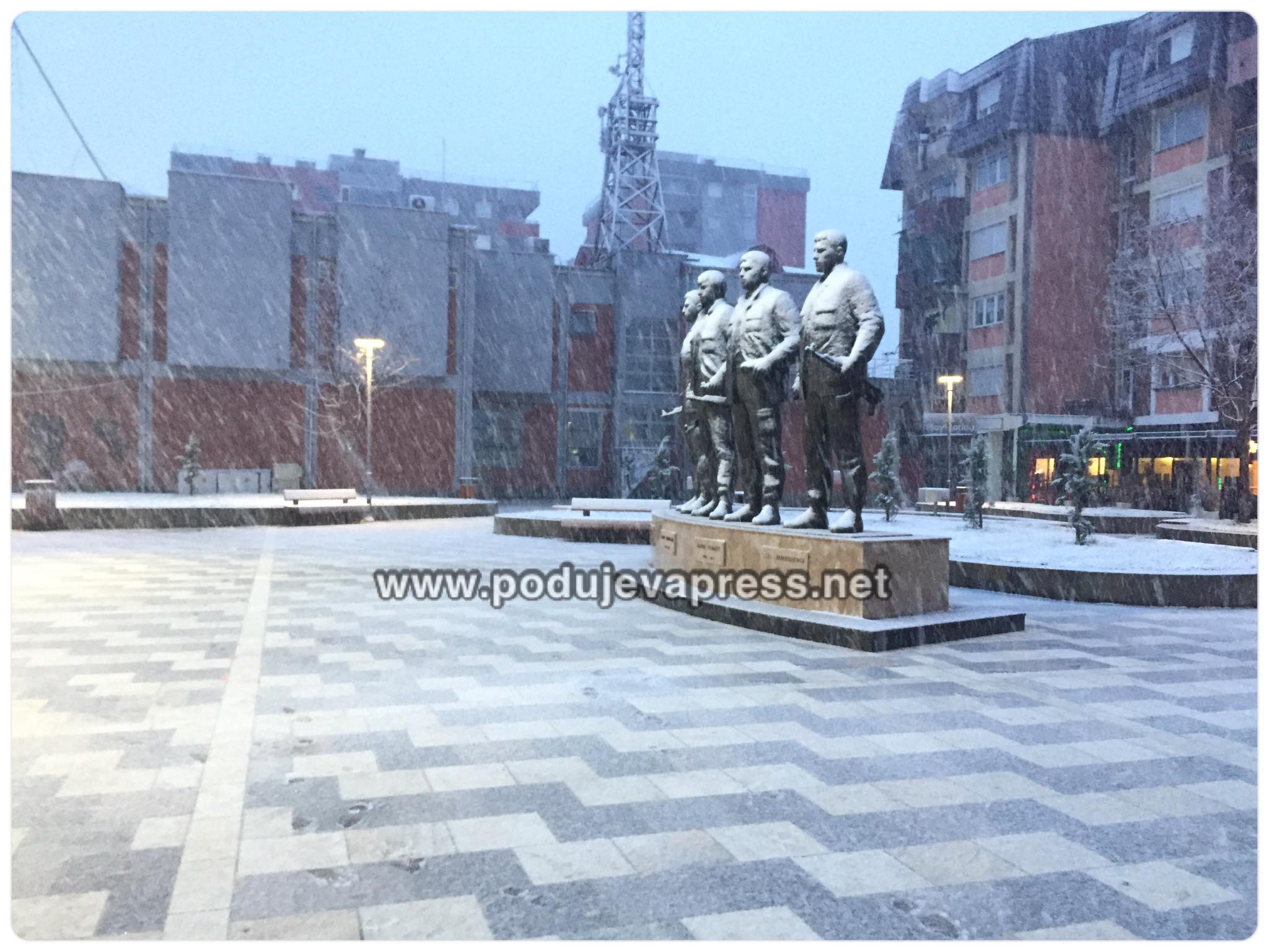  Zbardhet Kosova, bie bora e parë