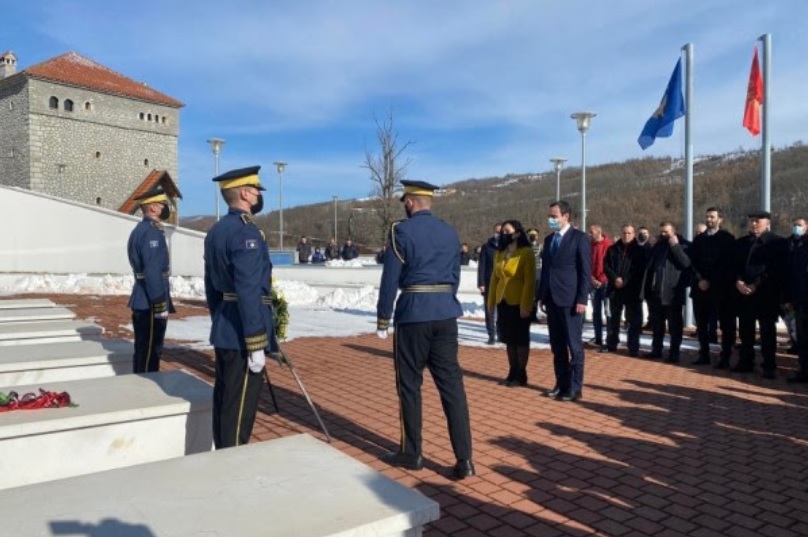  ​Krerët shtetërorë bëjnë homazhe edhe tek varri i heroit Zahir Pajaziti në Orllan