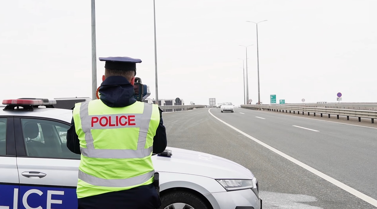  Policia: Shoferi dhe të tjerët në veturë duhet t’i vendosin rripat e sigurisë, mosrespektimi i rregullit ndëshkohet me 150 euro gjobë