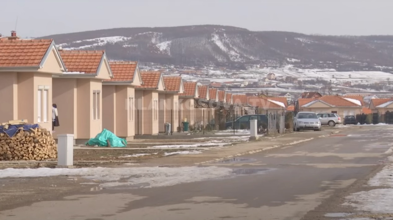  Banesat e lëshuara për familjet në lagjen ‘Dëshmorët e Kombit’ në Podujevë lëshohen me qira (VIDEO)