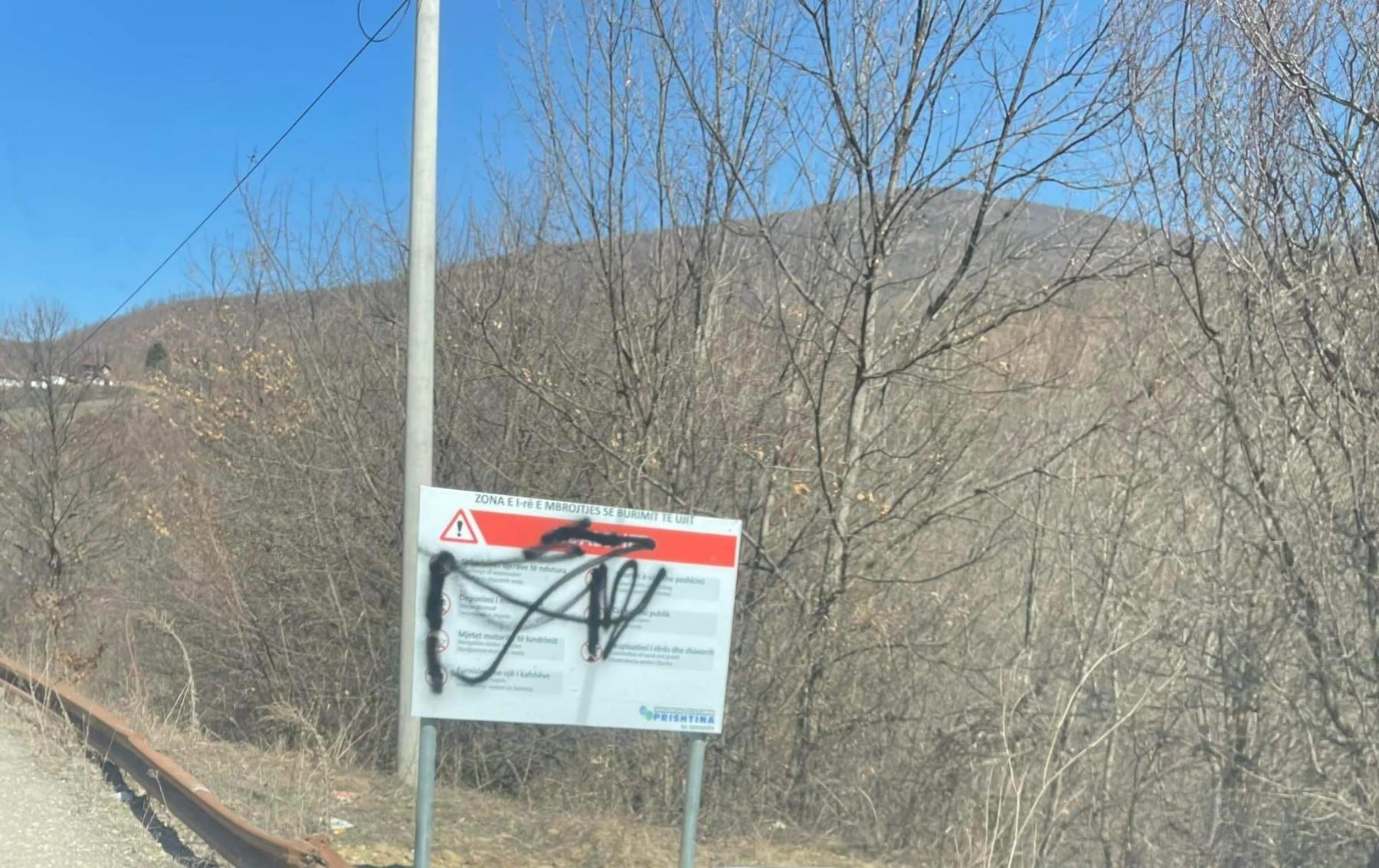  Skandaloze: KRU “Prishtina” fajëson banorët e Orllanit për dëmtim të shenjave sinjalizuese, më vonë ndryshojnë postimin