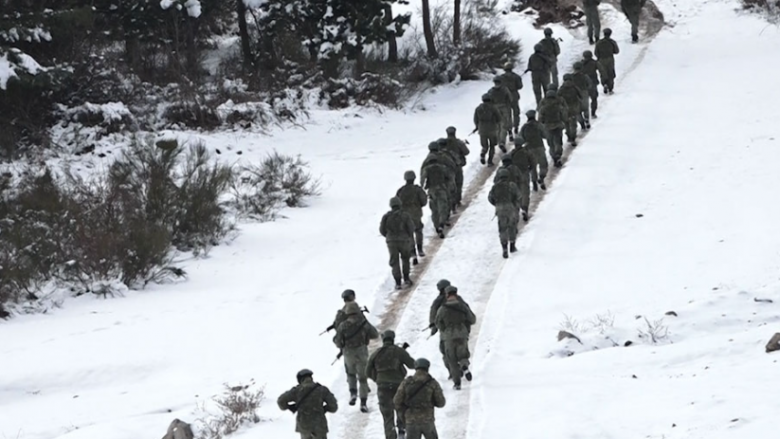  Ushtarët amerikanë stërvisin FSK-në, njëri nga ata me emblemë të UÇK-së në krah