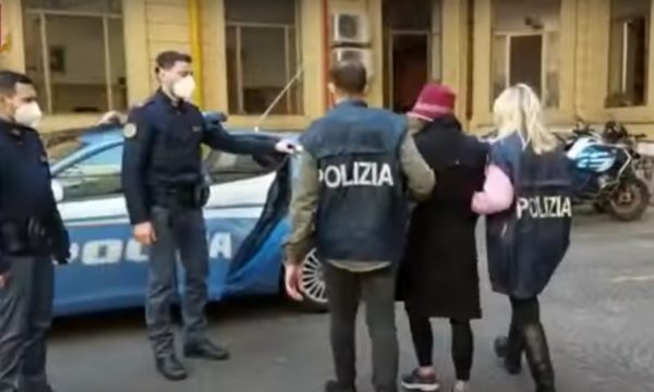  VIDEO/ Momenti i arrestimit të këngëtares Elsa Lila, me pranga në duar
