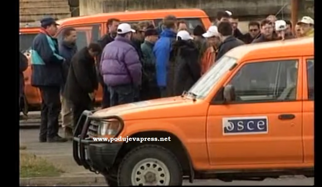  ARKIVË: Ja si ua bllokonin rrugën OSBE-së forcat serbe në Podujevë (Foto)