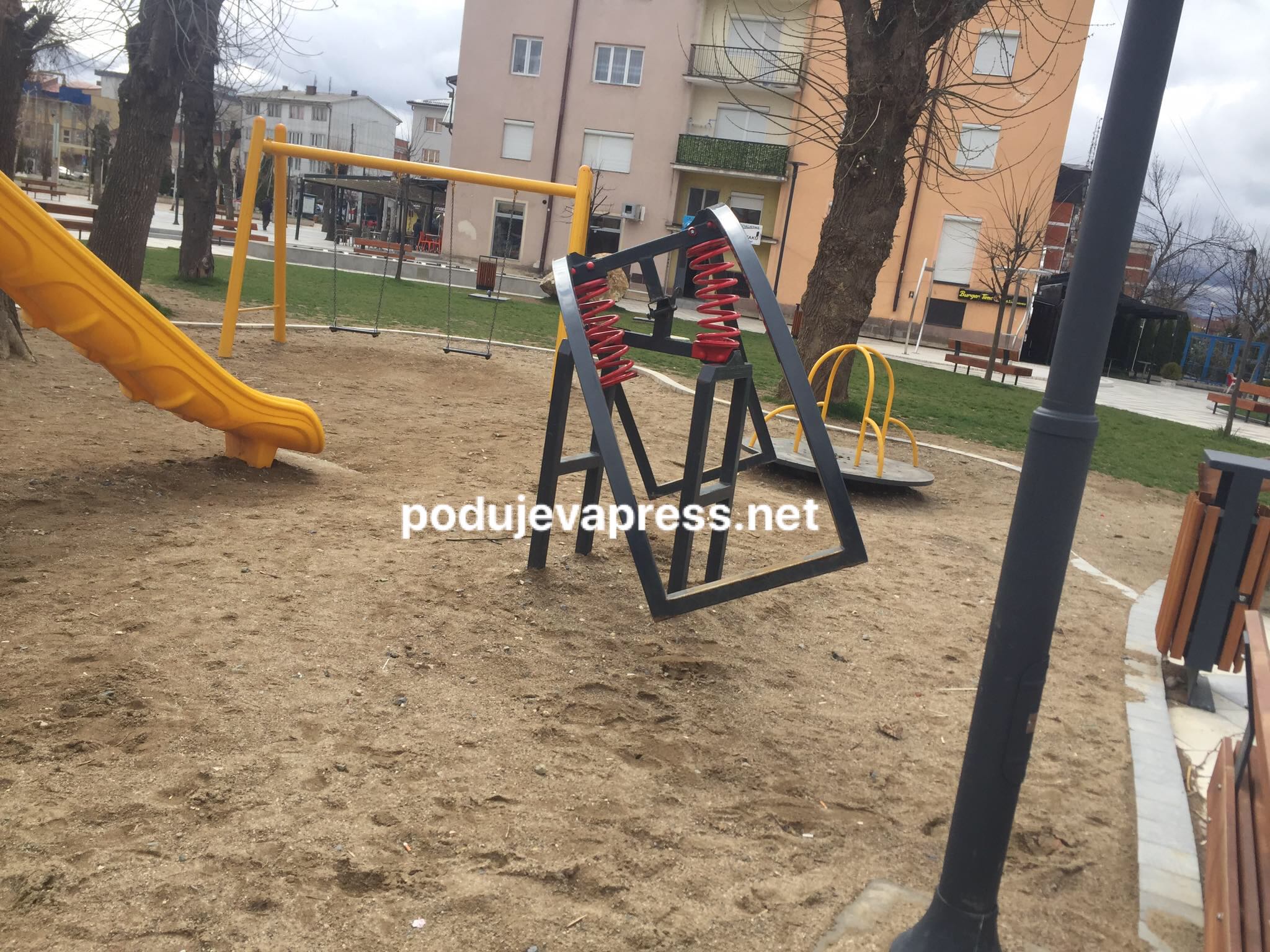  Ende pa kaluar një vit nga rregullimi, shkatërrohet parku i fëmijëve në sheshin e Podujevës |PAMJE