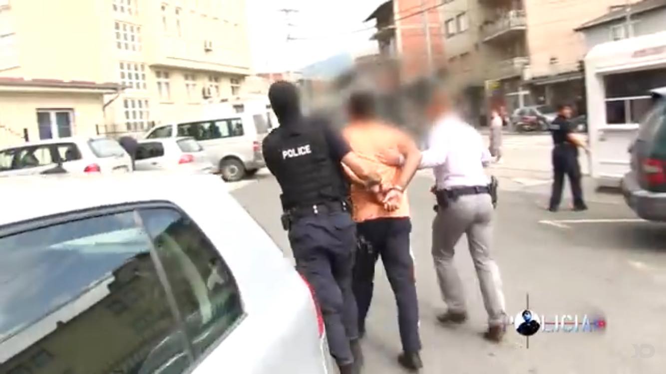  Dhunë në familje: Burri e e ngreh zhag për flokësh bashkëshorten, përfundon në ndalim policor