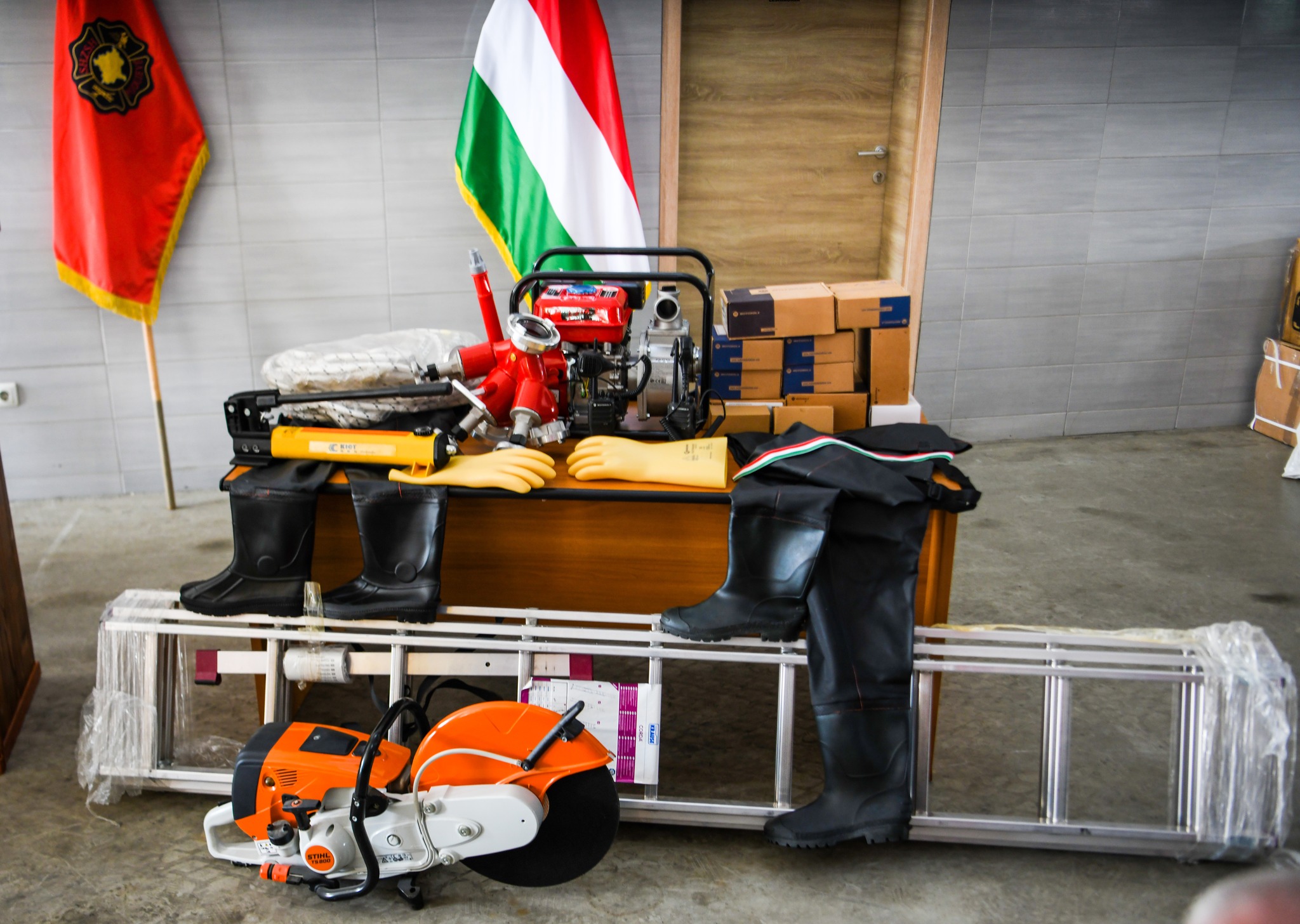  KFOR-i hungarez ndihmon me pajisje zjarrfikësit në Podujevë