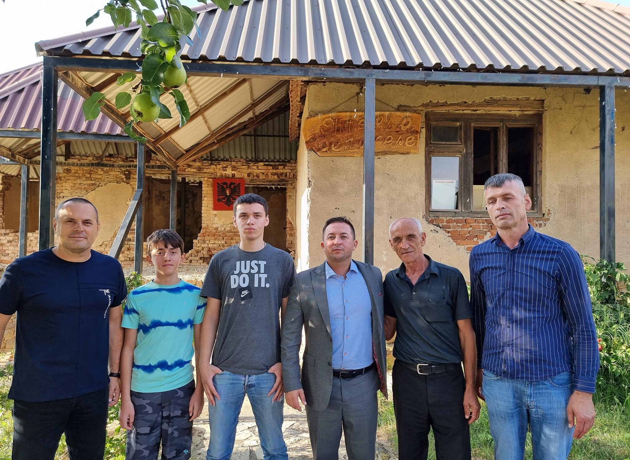  Ministri i Mbrojtjes Armend Mehaj viziton familjen e Hasan Ramadanit
