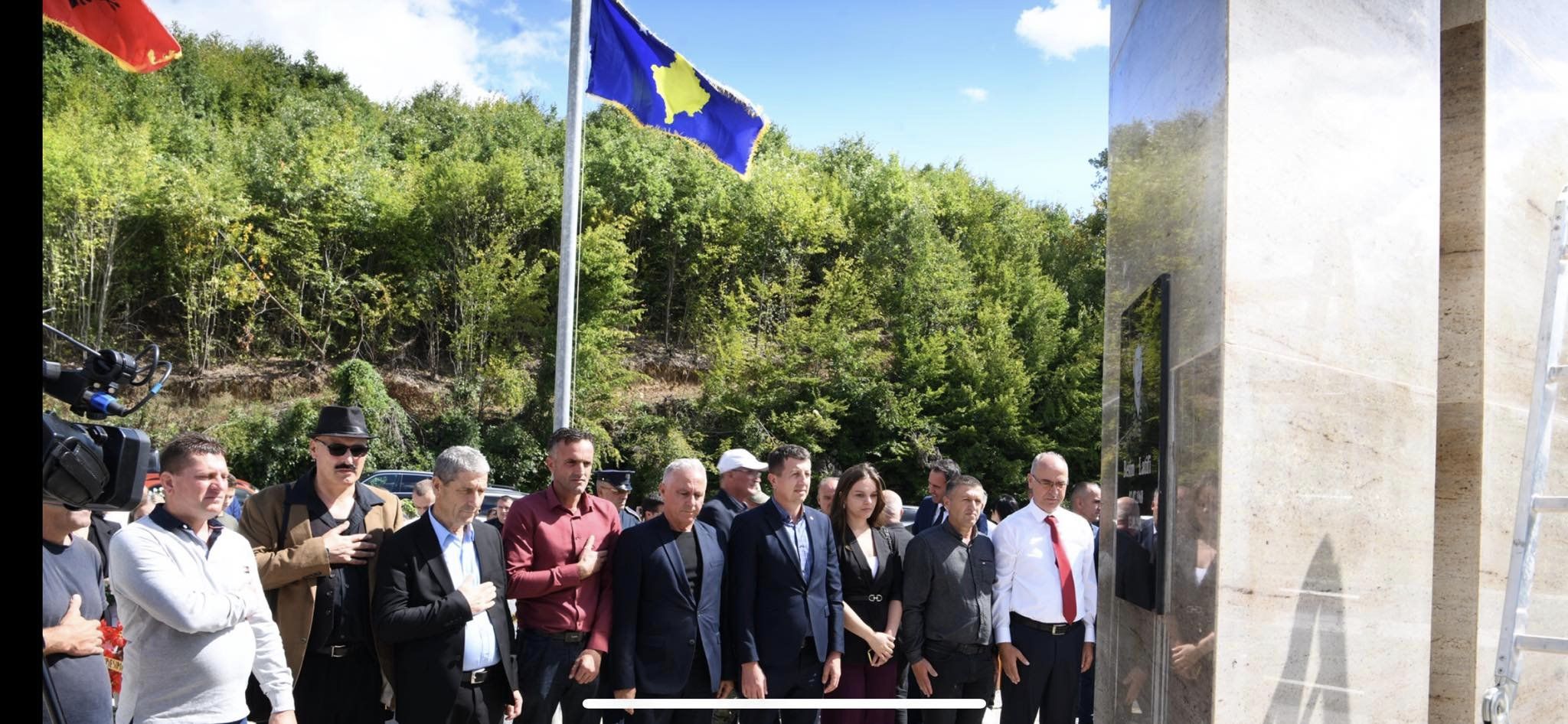 Kryetari i PDK-së në Podujevë Isak Shabani së bashku me kryesinë bëjnë nderime në Pollatë
