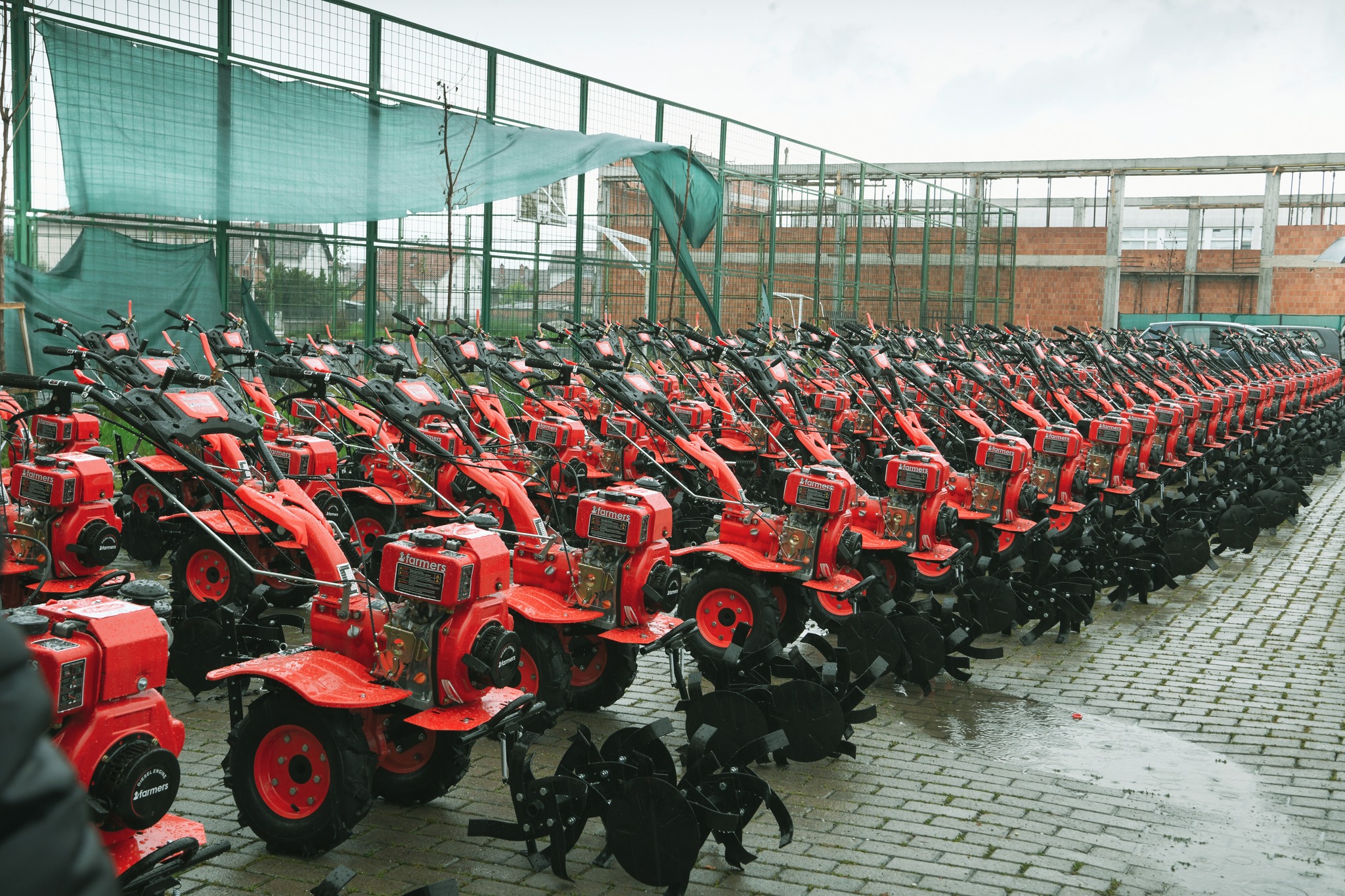  Shpërndahen 90 motokultivatorë për fermerë llapjanë