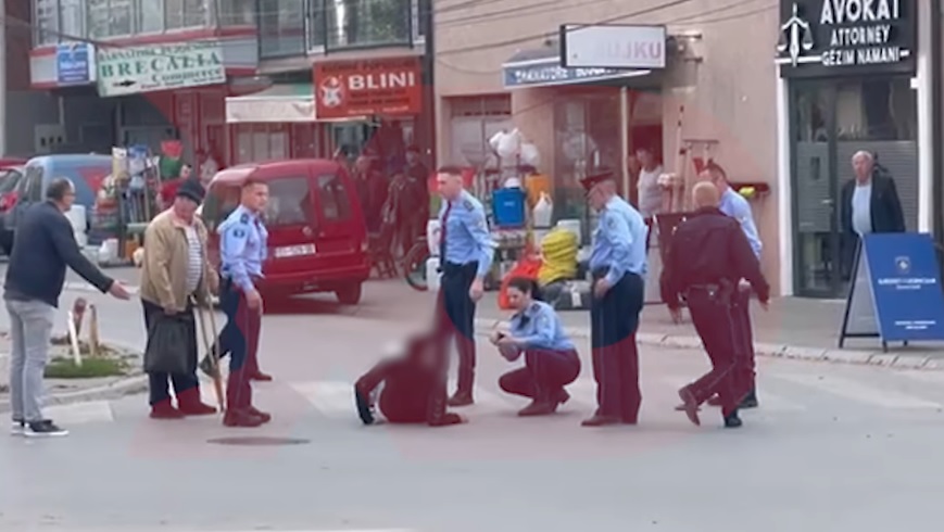  ‘Gjyqi’ që përgjaku rrugët e Podujevës: Personat e përfshirë në plagosje u përleshën me armë pasi dolën nga Gjykata