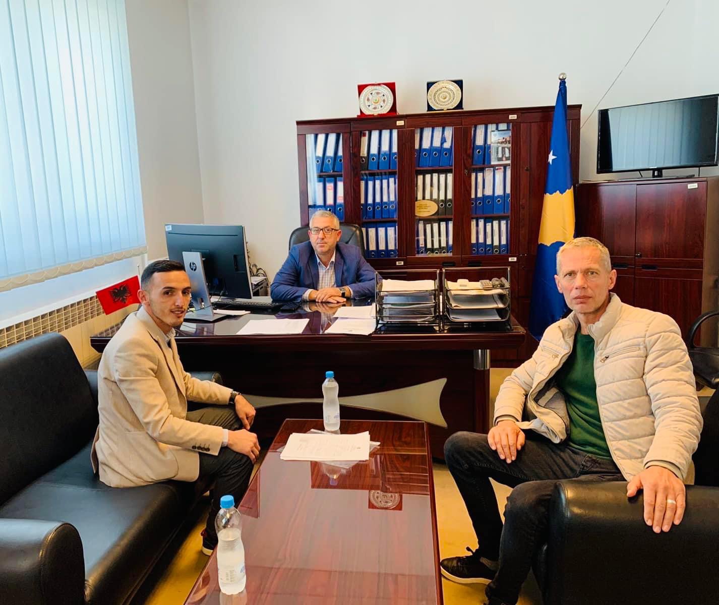  Lajm i mirë: Drejtori i Drejtorisë për Planifikim dhe Zhvillim Ekonomik, Vigan Salihu ka nënshkruar kontratën me Agjensionin Pyjor të Kosovës për këtë arsye