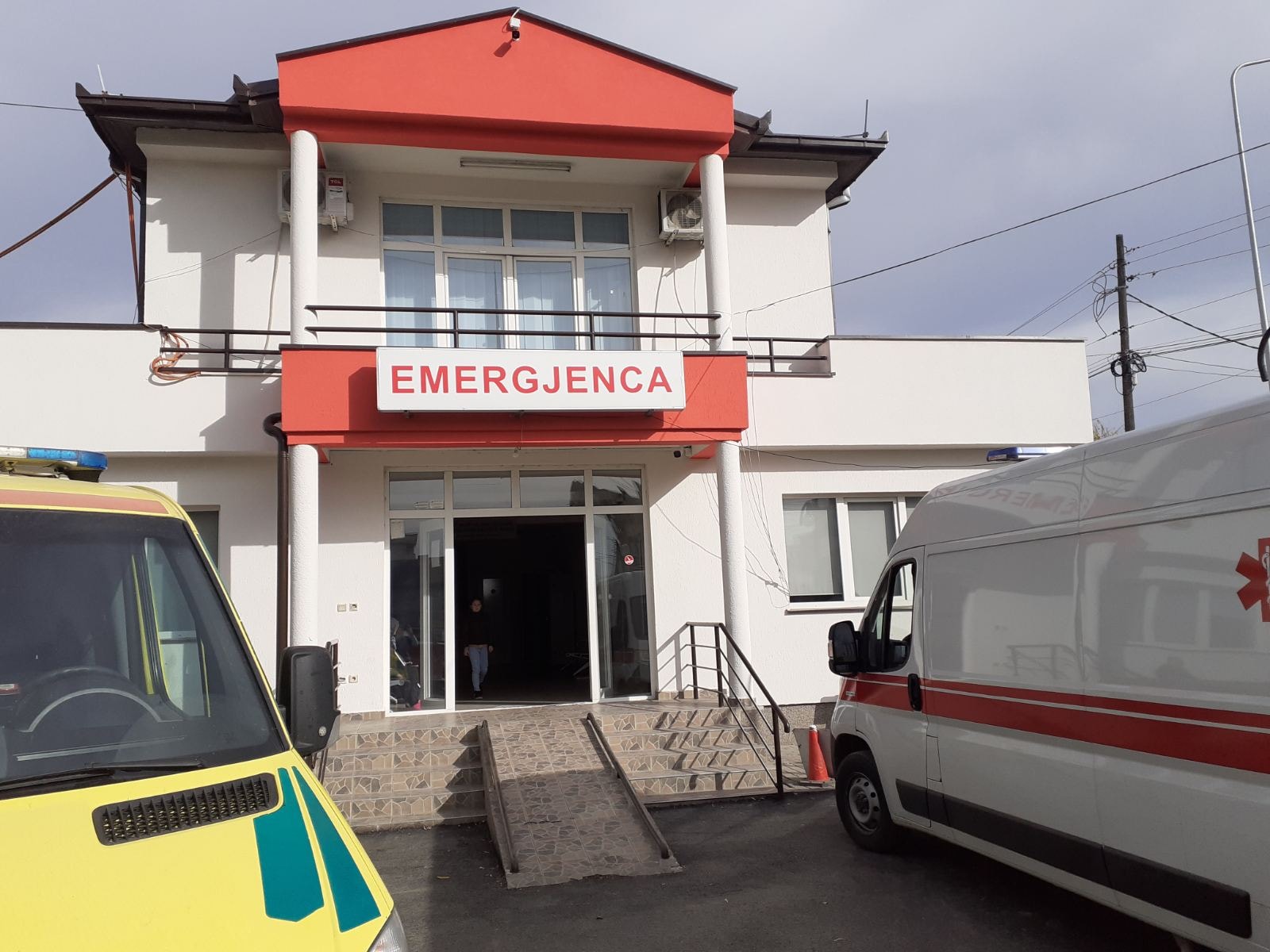 Sulmohet infermieri në QKMF-në e Podujevës