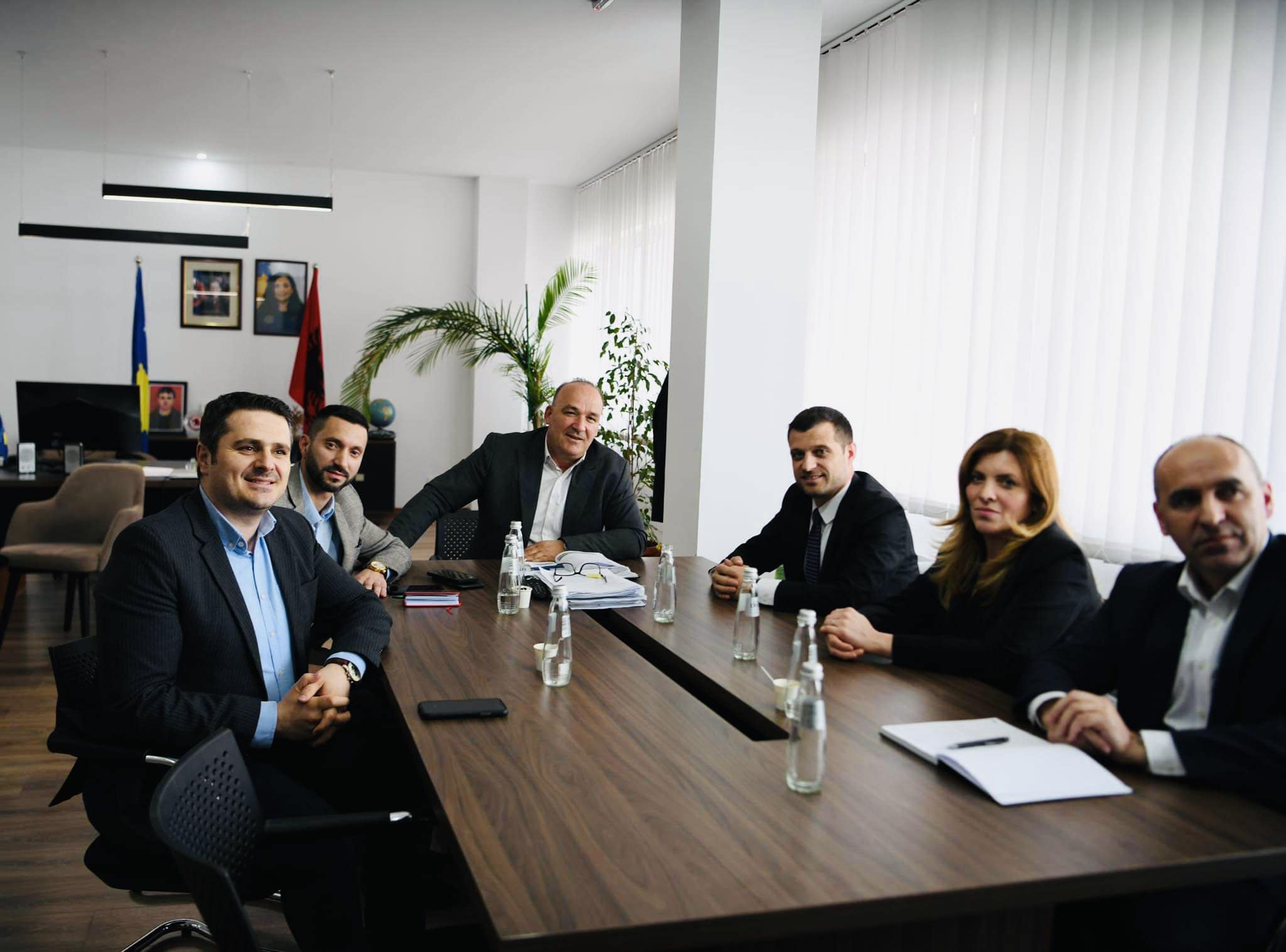  Anëtarët e Këshillit të Pavarur Mbikëqyrës për Shërbimin Civil të Kosovës i shkojnë në zyrë Bulliqit