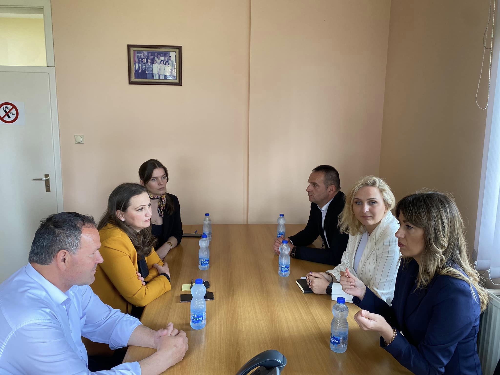  Ministrja Albulena Haxhiu bashkë me drejtoreshat Stublla dhe Ejupi vizituan Qendrën për Punë Sociale në Podujevë