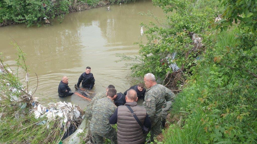  Ekipet e Kërkim Shpëtimit të FSK-së, gjejnë trupin e pajetë të një  personi në Podujevë (Pamje)