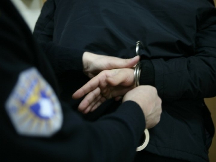  Podujevë: Burri e akuzon bashkëshorten për tradhti dhe e rrah, dërgohet në mbajtje për 48 orë