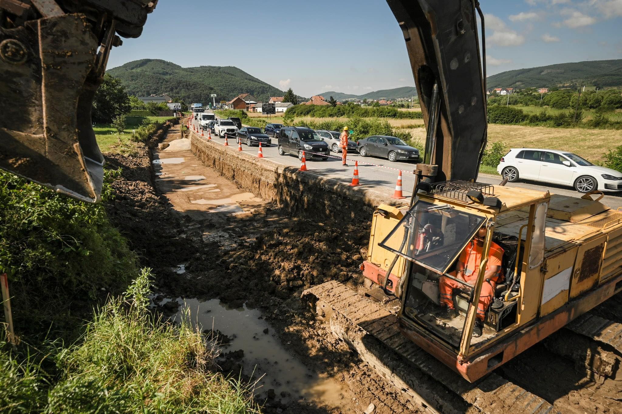 Rruga Podujevë-Prishtinë me material ilegal, bllokohen ekskavatorët e kompanisë