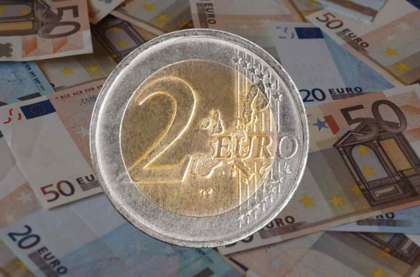  Dorëzohen në bankë 3 mijë euro që dyshohen se janë të falsifikuara, njoftohet policia