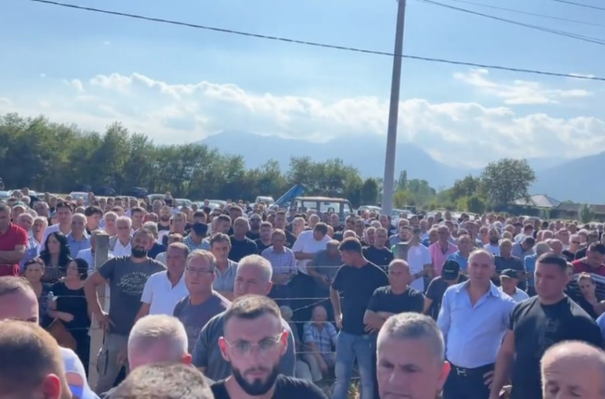  Gjatë ceremonisë së varrimit, pas aksidentit në Pejë familja Shala i zgjat dorën e pajtimit familjes Elshani