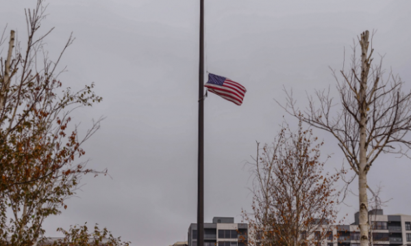  Ambasada Amerikane në Prishtinë nderon policin Afrim Bunjaku, ul flamurin në gjysmështizë