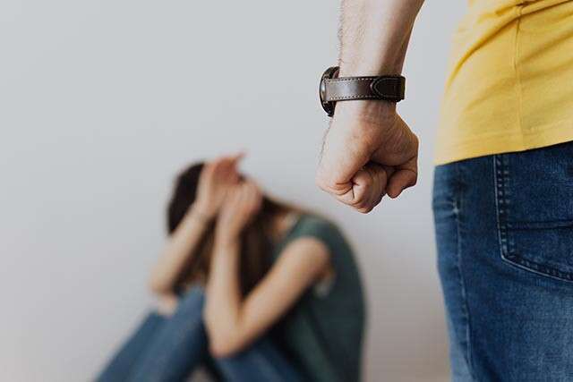  Gruaja e denoncon burrin e saj në Polici: Më ka rrahur në të kaluarën, ndihem e rrezikuar