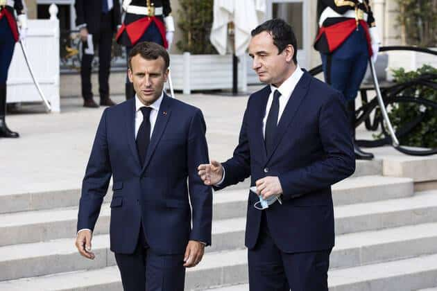  Franca pezullon vizat për kosovarët, Macron: Pres përgjegjshmëri nga Kurti e Vuçiq