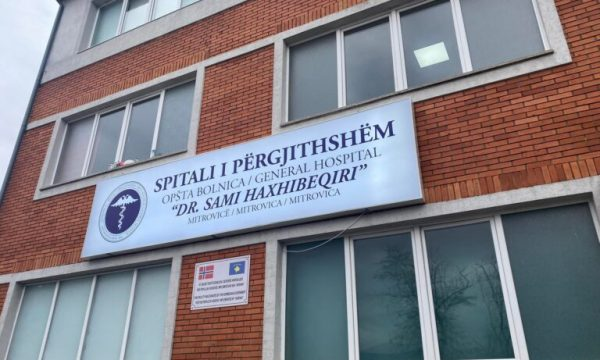  Shkon në spital për trajtim, dëmton inventarin e spitalit