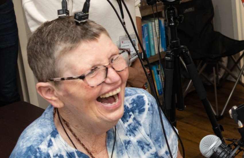 68-vjeçarja e paralizuar mund të flasë sërish, kjo e gjitha falë teknologjisë