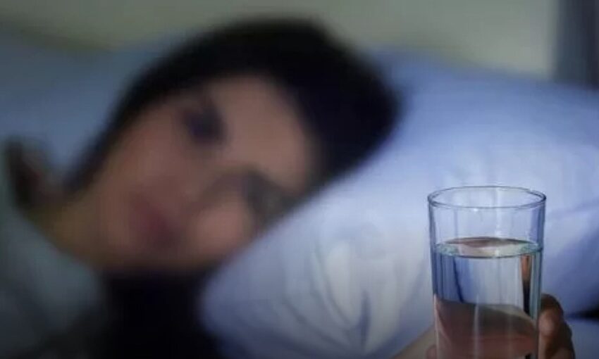  A dobësohesh duke pirë ujë përpara gjumit?! Ja çfarë thonë ekspertët
