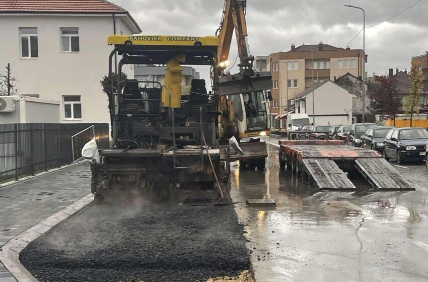  Reagime të shumëta: Po shtrohet asfalti edhe pse moti me shi në Podujevë