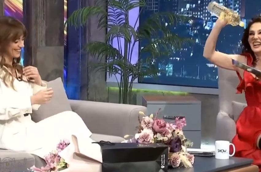  Adelina Ismajli ia bjen një tepsi e një shishe vaj Haxhiut gjatë intervistës |Video