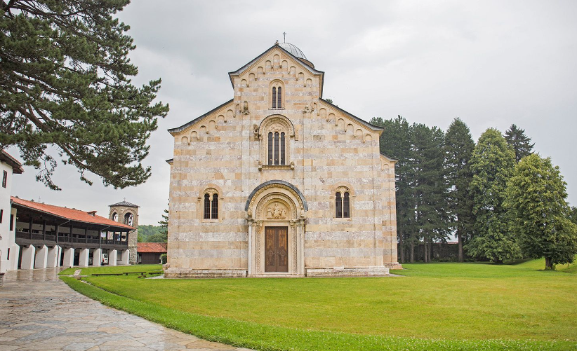  Manastiri i Deçanit regjistron pronësinë e 24 hektarëve tokë