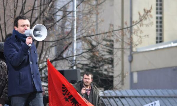  Protesta nëse një qeveri tjetër do t’ia jepte pronën Manastirit?, Kurti: S’kam kohë e nerva të mendoj si opozitar